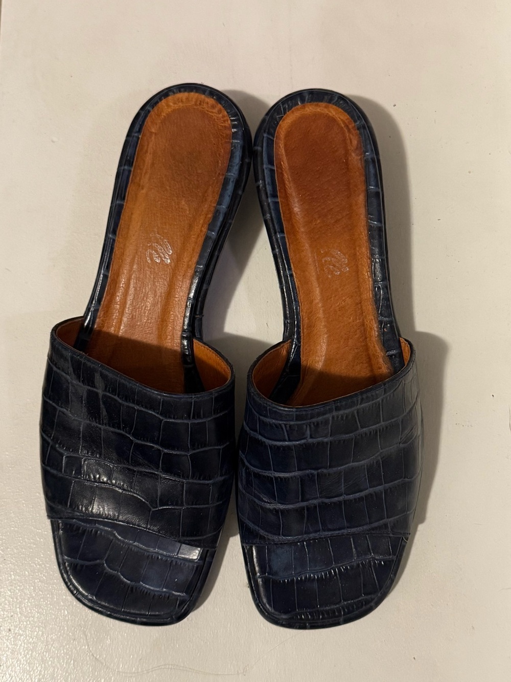 L'INTERVALLE Navy Croc-Embossed Slide Sandals